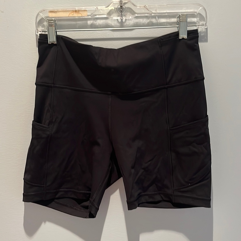 Lululemon bike shorts with 2 pockets